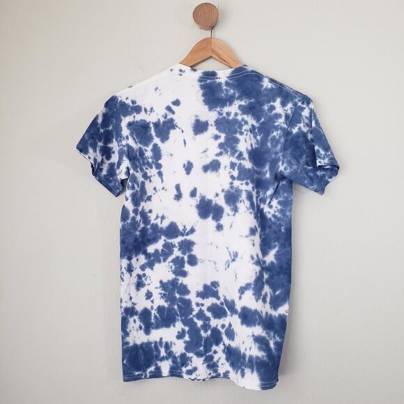 New Selena Official Merchandise Queen of Cumbia Tie Dye Graphic Logo T-Shirt Top - Picture 6 of 8